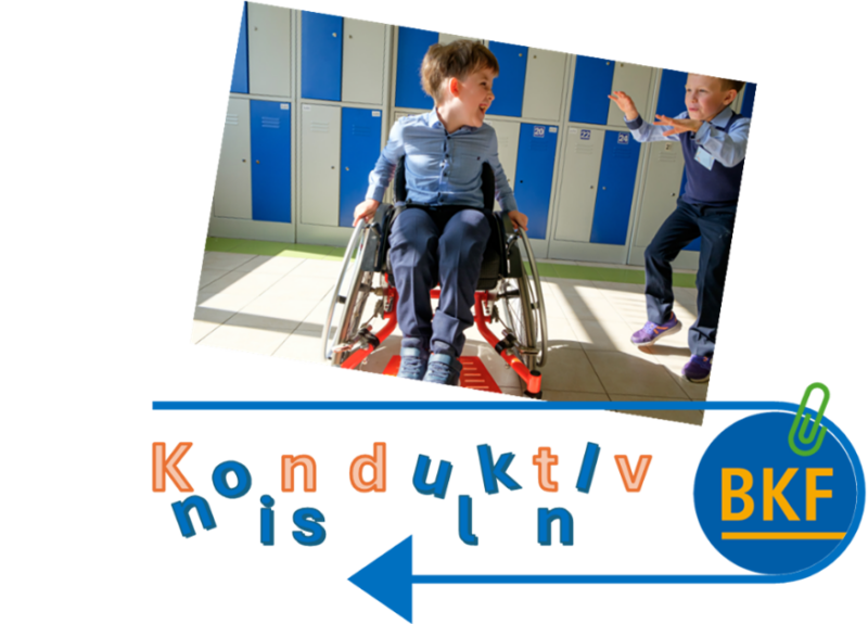 Zwei Jungs spielen: Einer davon sitzt im Rollstuhl Logo BKF Konduktiv