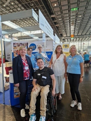 Mehrere Personen am BKF Messestand