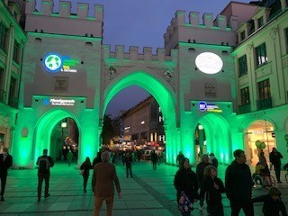 Grün beleuchtetes Karlstor am Münchner Stachus