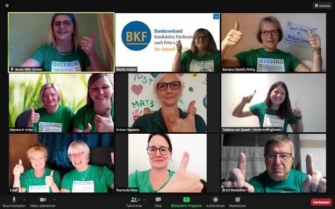 Videokonferenz mit vielen Personen in grünen Shirts die Daumen hoch zeigen Logo BKF Bundesverband Konduktive Förderung nach Petö e.V.