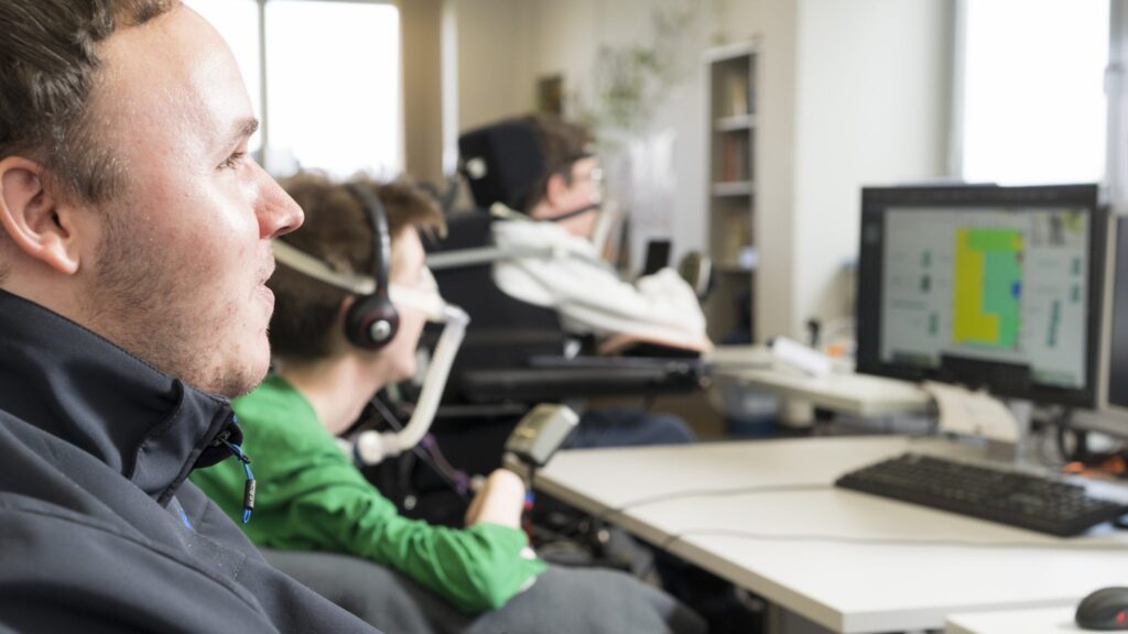 Eine Person schaut auf einen Computermonitor.